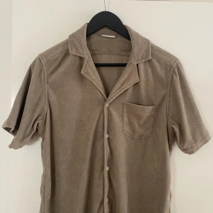 Frotté skjorta - Säljer nu min nästan helt oanvända john henric skjorta. Den är i storlek S men passar M. Hör av er om ni vill ha bilder hur den sitter på!