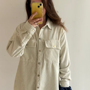 Skjorta  - Säljer min fina ”mocka-skjorta” från Gina Tricot i storlek M. Den faller snyggt och är mjuk och skön att ha på sig. Knappar på framsidan. 