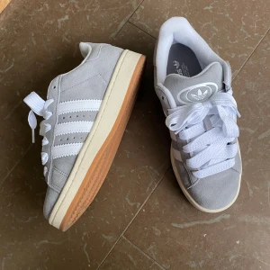 adidas campus - Gråa adidas campus. Aldrig använda så de är i nyskick!