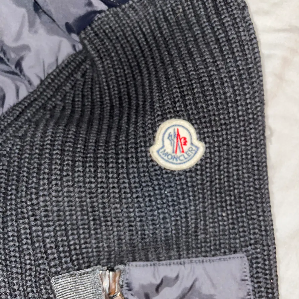 Moncler Cardigan använd fåtal gånger under vintern Priset ej hugget i sten skriv vid frågor. Jackor.