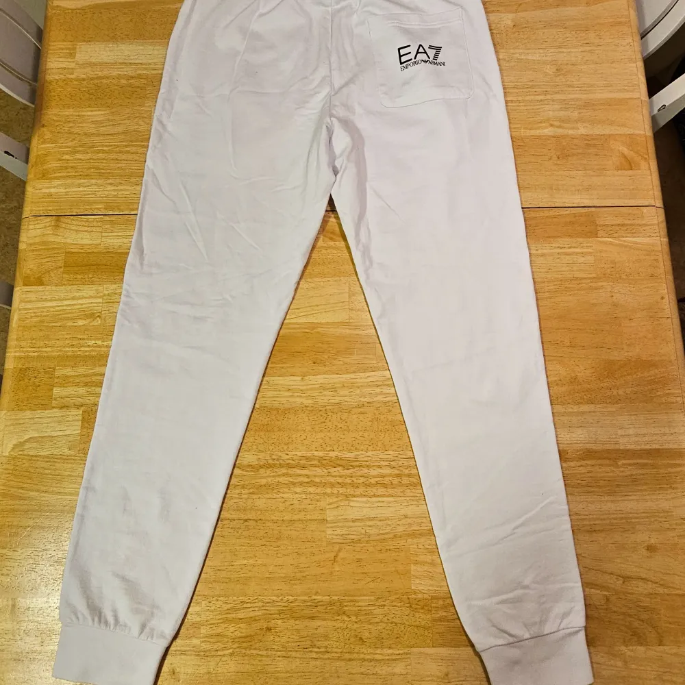 Riktigt vita fräscha byxor från Emporio Armani EA7. Dom är endast testade och bara legat kvar i garderoben. Två sidofickor, en ficka bak.. Jeans & Byxor.