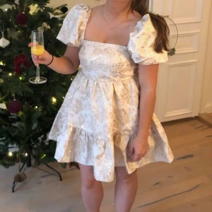 Klänning med puffärmar  - Klänning med puffärmar 