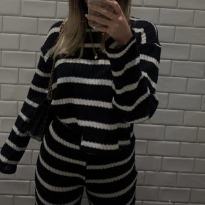 Set - Mjukis set från pull&bear randigt och stickat. Älskar men kommer ej till användning. Storlek xs