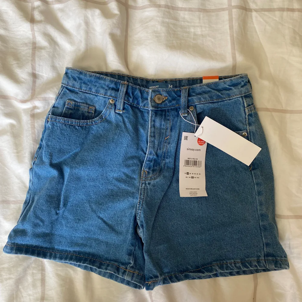 Säljer dessa så snygga jeansshorts då de är för små för mig. Lapparna är kvar och de är oanvända, köpta i polen förra sommarn💓. Shorts.