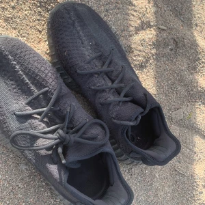 Adidas yeezy - storlek 43, skickar dem via post! köpte för 4.5 tusen. 