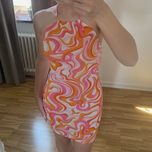 klänning  - cool, snygg o somrig klänning med öppen rygg😍 använd 1 gång så i nyskick!