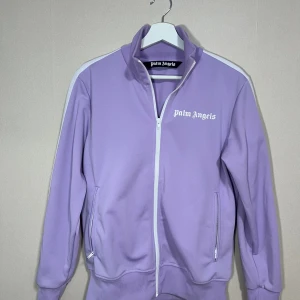 Palm angels track top - Säljer min äkta palm angels track top, QR koden går att scanna. Finns i uppsala eller Stockholm.