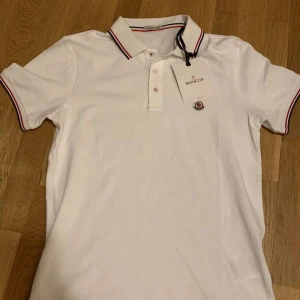 Moncler pike oanvänd  - Säljer min moncler piké som är i storlek S  10/10 con skriv för frågor 👍🏻