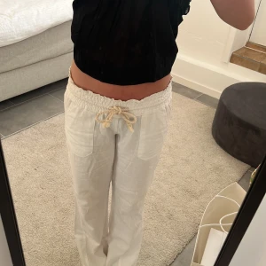 Roxy linnebyxor  - Supersnygga roxy linnebyxor som inte kommer till användning då de är lite stora på mig. Anvönda max 5 ggr och nypris är 599💕💕