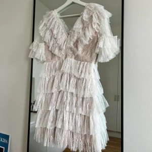 ByMalina klänning  - Säljer nu min superfina studentklänning från ByMalina🫶🏼Använd vid ett tillfälle (studenten) men i otroligt fint skick och helt fläckfri! Fler bilder kan skickas vid önskemål 