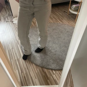 Straight jeans - Ljusgråa jeans från Gina Tricot. Låg midja och bra skick. Relativt använda och köpta för 499kr💗