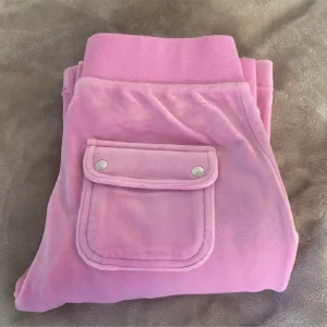 Rosa juicy byxor  - Säljer dessa juicy couture byxor eftersom att de inte kommer till användning. Mjukt material och helt nytt skick, kontakta om ni har frågor 🥰