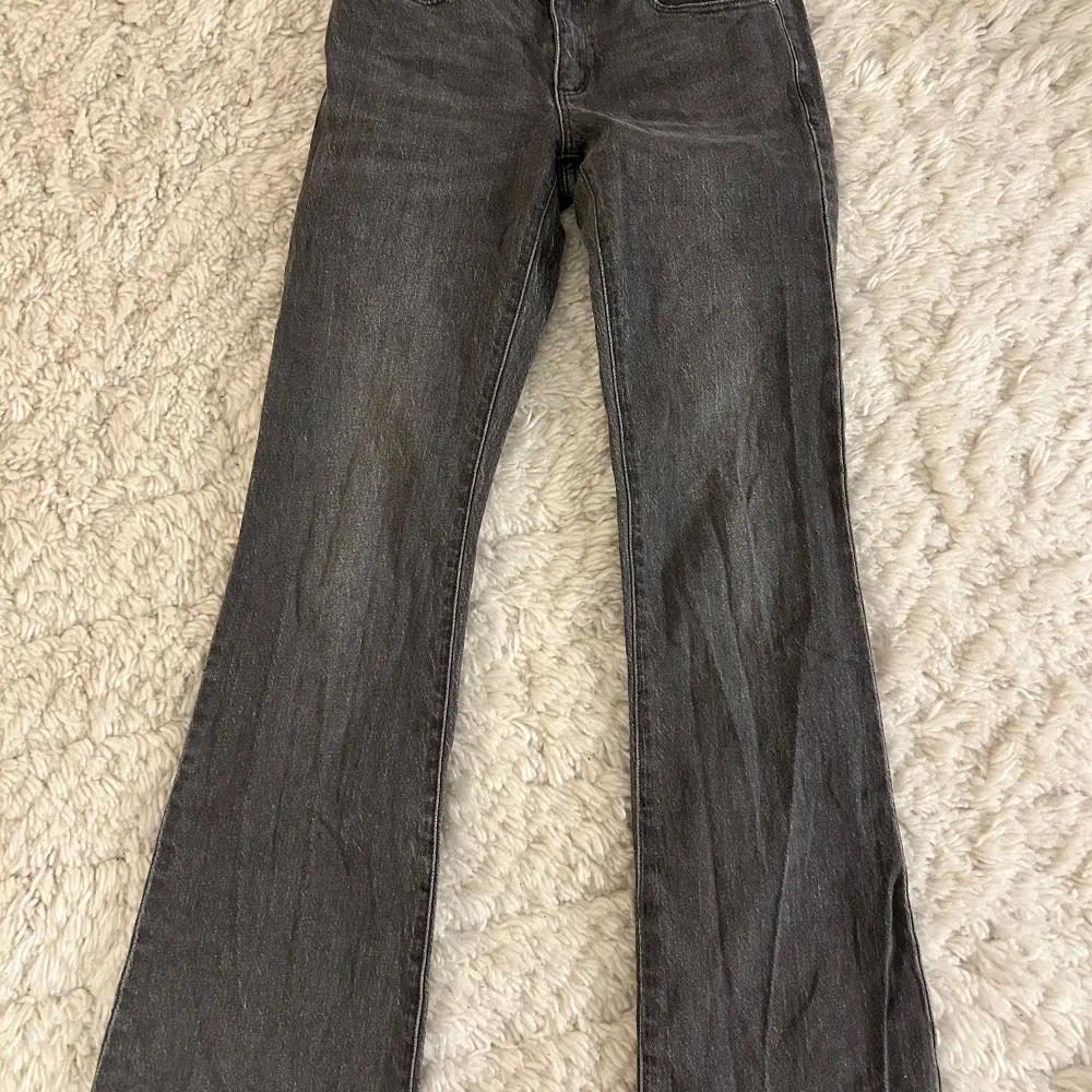 så snygga grå jeans från Abrand, endast använda ett fåtal gånger! De köptes för 1099kr och är i storlek w25💕. Jeans & Byxor.