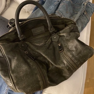 zadig & voltaire väska - En zadig voltaire väska som ej kommer till användning längre💗 den är svart med gröna toner💗