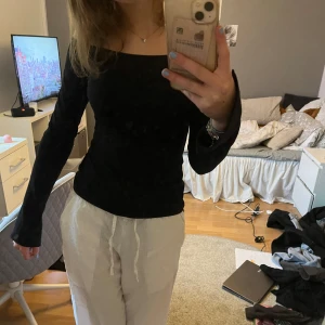 Off shoulder tröja - Heelt ny tröja från nelly! Aldrig  använt ordinarie pris 249!  Storlek xs, 