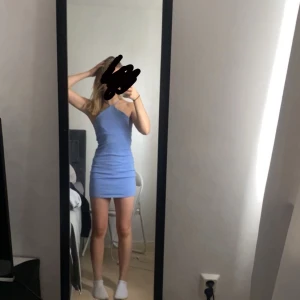 Zara klänning  - Jättefin blå sommarklänning från zara, st S men passar jättebra till xs också, endast testat