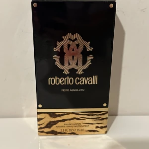 Roberto Cavalli Nero Assoluto Edp 75ml - Oanvänd, endast sprayad för att testa. Skriv om du undrar ngt🩷