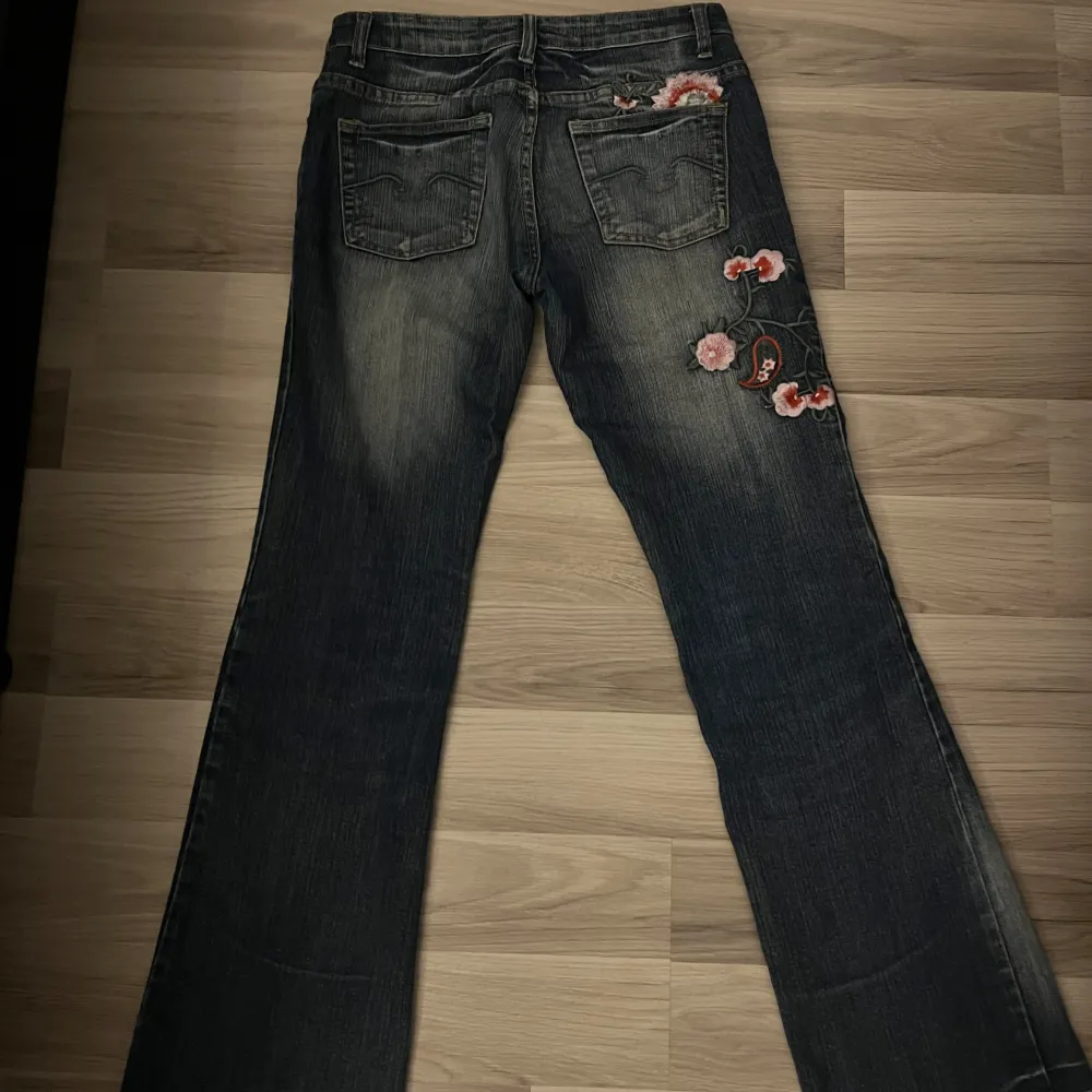 Jag säljer mina low waist bootcut jeans i fint skick💕🌸 dom är lite för långa på mig och jag är 165 cm. . Jeans & Byxor.