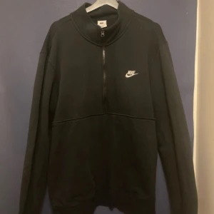 Nike zip-up sweatshirt  - Använd ett fåtal gånger men väldigt bra skick Har en oversized fit 