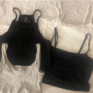 TOPPAR - Säljer alla dessa 4 toppar tillsammans! Här ingår en svart topp från h&m, grå croptop ifrån Ginatricot, 2 baslinjen i vitt och svart från Lager157🌸