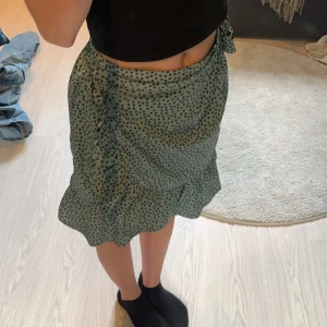 Kjol - Blomig kjol från only. Passar även mindre eftersom man kan knyta den.