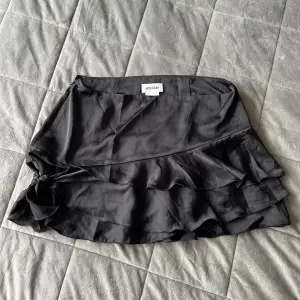 Superfin lågmidjad kjol från Weekday. Säljer då den inte kommer till användning!