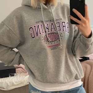 Grå hoodie - Från pull & bear. Storlek M (jag brukar ha S men ville ha oversize).  