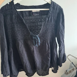Odd Molly blus  - Odd Molly blus i bra skick! Storlek 2 vilket motsvarar M/L men passar mig i S!