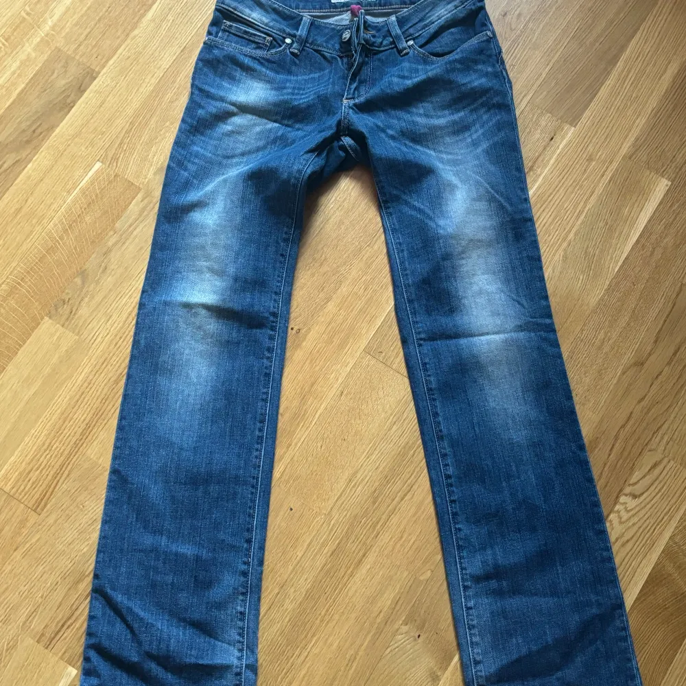 Säljer de här helt perfekta lågmidjade jeansen för 400kr men pris går att diskutera. Skulle säga att de passar xs💗 Skriv vid frågor❣️. Jeans & Byxor.
