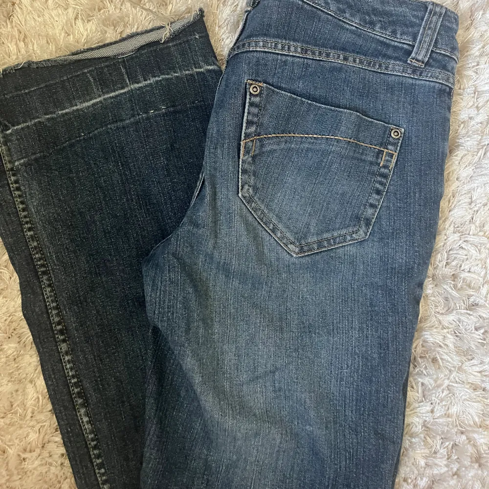 Säljer dessa super low Rise vintage bootcut jeans, skulle säga att de passar någon som är 160-170 cm, passar mig som har 25-27 i midjan. De är storlek 34! super bra skick o har inga defekter 💕 skriv om ni undrar något!!. Jeans & Byxor.