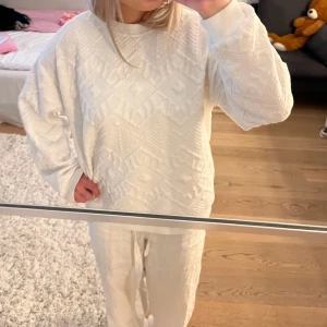 Vit tjocktröja  - Perfekt tjocktröja t sommaren, fina detaljer. Köpt på Zara i Paris❤️