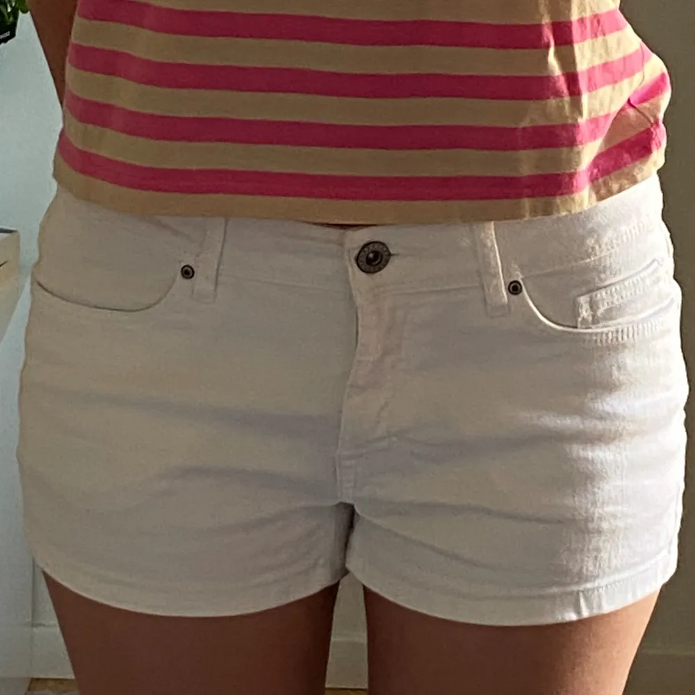 Lågmidjade vita jeansshorts i storlek S|XS. 🤍🤍. Shorts.