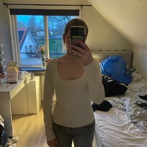 Tajt urringad tröja  - Superfin tröja från bikbok i storlek L men passar mindre och större. Använd fåtal gånger och har inga defekter. Skriv för fler bilder eller andra frågor.