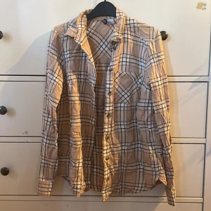 Beige rutig flanellskjorta  - Bra skick  100% bomull