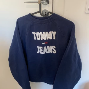 Tommy hilfiger tröja - Fin och skön tröja som jag tycker passar perfekt till vardag eller festligare outfit, passar super till en kjol, jeans eller shorts!   Säljer då jag inte använder den längre!💗