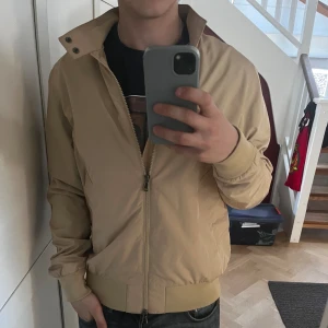 J Lindeberg jacka - Riktigt fet j Lindeberg jacka i storlek S, säljer den för 1250 men nypris är 3000.