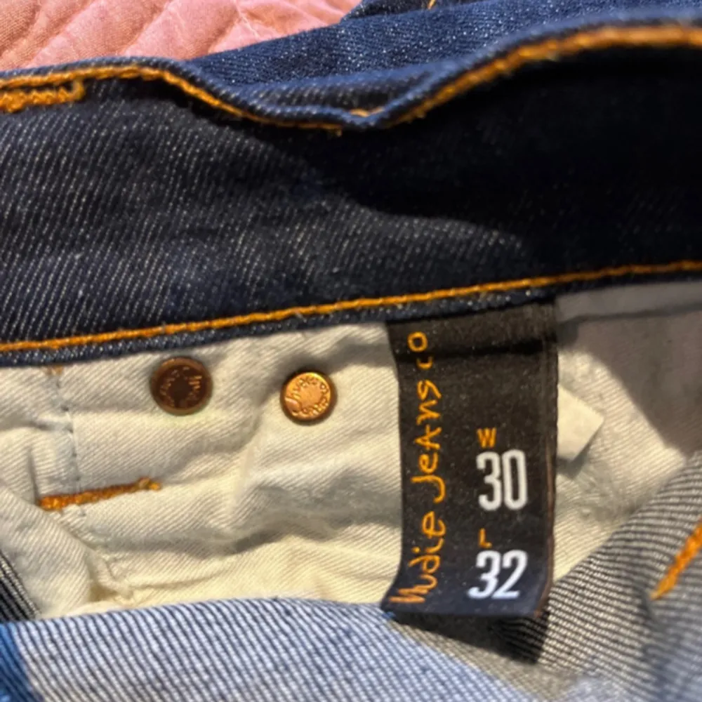 Säljer ett par Nudie jeans till ett fördelaktigt pris. Skick 10/10 endast använda ett par gånger. Pris kan diskuteras.. Jeans & Byxor.