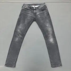 Jeans från Nudie i modellen Skinny Lin | Skick 9/10, som nyskick | Storlek W31/L32 | Stilren och tidlös passform, vi erbjuder ett generöst pris på 599 kronas | Skriv om du har ytterligare funderingar!👊🏽