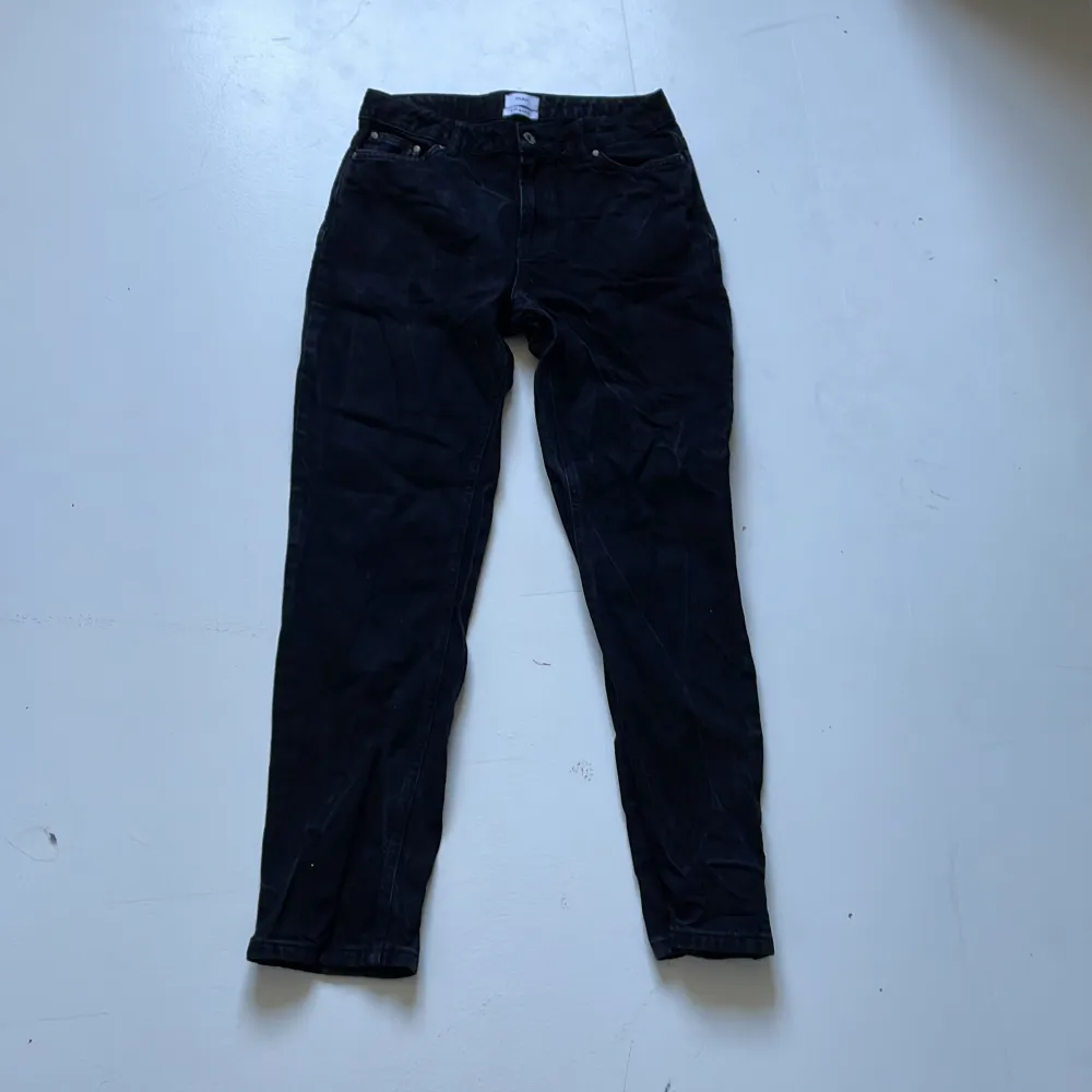 Säljer dessa grunt jeans, köpta från kids brand store för ca 700kr. Typ oanvända,skick 10/10. Jeans & Byxor.