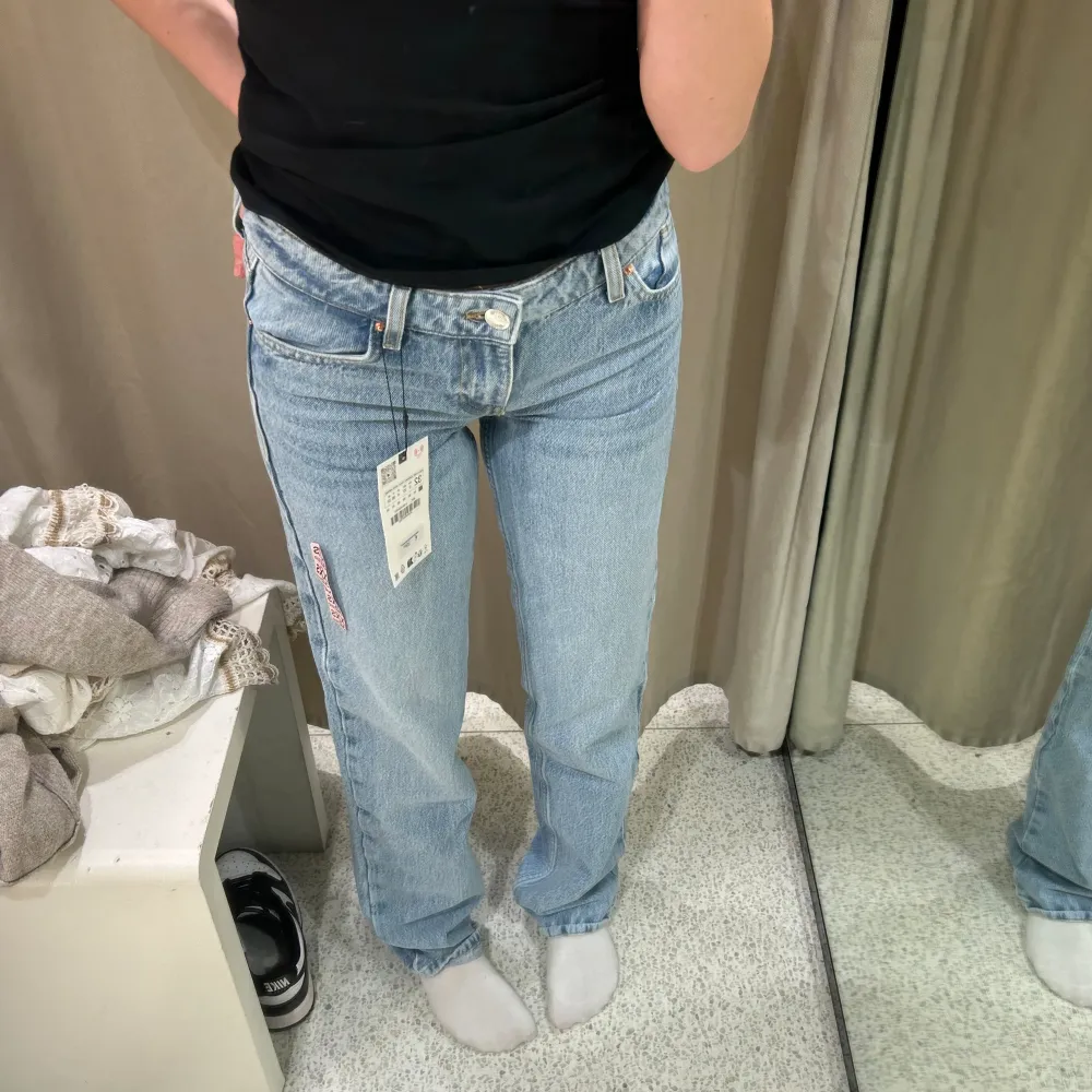 Säljer dessa low Rise stright jeans från Zara! Säljer de pågrund av att de har blivit för små! Nypris 400kr!! Midjemåttet: 35-36cm  Innerbenslängd: 85-86cm  🐚🌺🥥❣️🏝️. Jeans & Byxor.