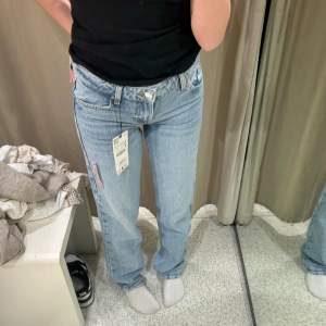 Säljer dessa low Rise stright jeans från Zara! Säljer de pågrund av att de har blivit för små! Nypris 400kr!! Midjemåttet: 35-36cm  Innerbenslängd: 85-86cm  🐚🌺🥥❣️🏝️