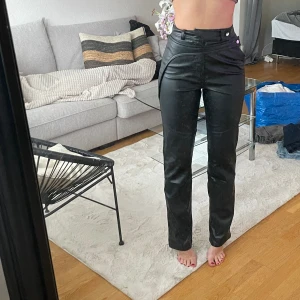 A-DSGN skinnbyxor  - Världens snyggaste skinbyxor från Alice Stenlöfs egna märke A-DSGN. Säljer pgr dubbletter av dem.  Storlek XS/S Pris kan diskuteras! 