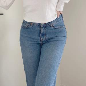 Populära jeansen från Gina, low straight. Storlek 25/32! 🩵Använt men bra skick.