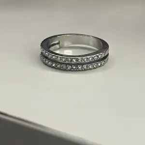 Osäker på storleken  Delad silver ring med silver stenar som detaljer 