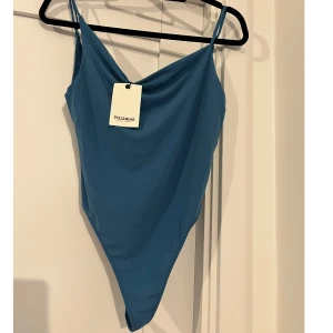 Blå body - Blå body från Pull&Bear , justerbara band. Helt oanvänd, prislappen kvar. Ordinarie pris 199kr