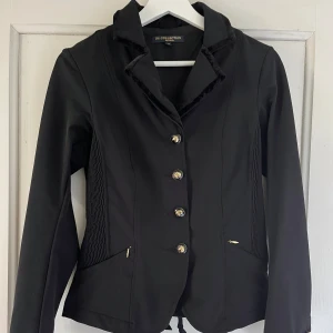 Ridkavaj - Supersnygg ridkavaj från Jh Collection, Hööks. Finns inte att köpa längre. Knappt använd så finns inga defekter. Nypris var 900kr.