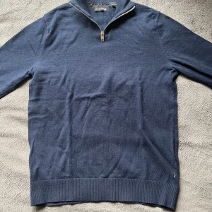 Half zip - Säljer den half zip från Jack and Jones som är helt oanvänd och alltså i perfekt nyskick. Den är i storlek S och nypris ligger på 500. Säljer den för 100 men pris kan diskuteras vid snabb affär. 