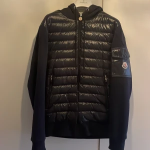 Moncler cardigan navy  - Moncler cardigan navy. Storlek S/M. Nästan aldrig använd. Inga defekter på den, den är slutsåld ifall man vill ha den ny och denna är i ett så pass bra skick så i pincip ny. Kvitto medföljer. Tveka inte på att ställa frågor ifall ni undrar 