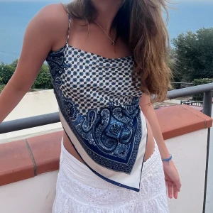 Siden linne  - Snyggt siden linne som är mönstrad med knytning bak. 