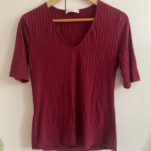 t-shirt - superfin vinröd v-ringad tröja från mango💗